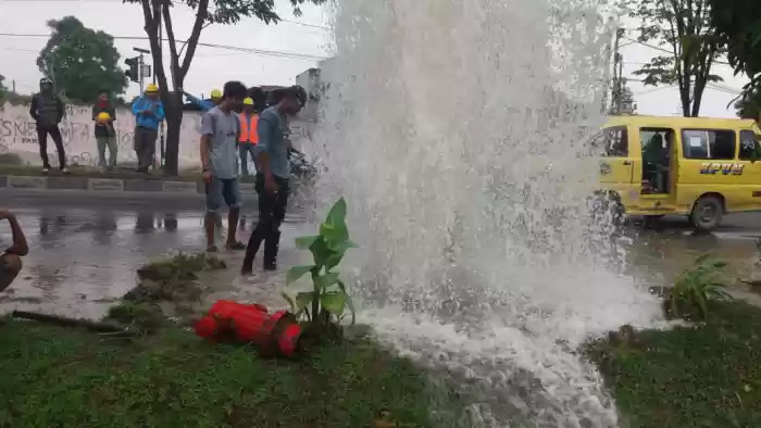 Fire Hydran milik PDAM Tirtanadi Ditabrak Truk Mengakibatkan Terganggu Pengisian Booster 