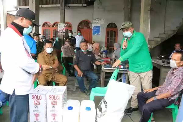 Kawasan TPA Terjun Disemprot Disinfektan, Warga Sekitar Diberi Masker dan Vitamin