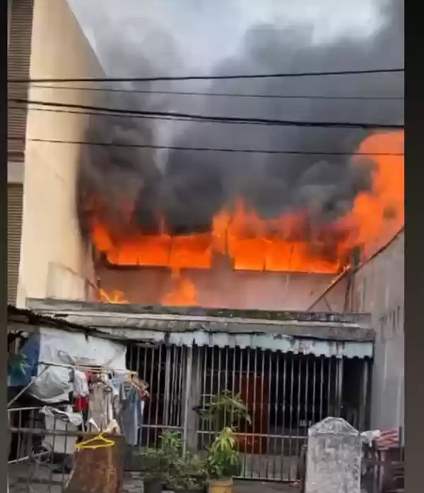 Rumah Terbakar, Warga Mencoba Memadamkan Kobaran Api