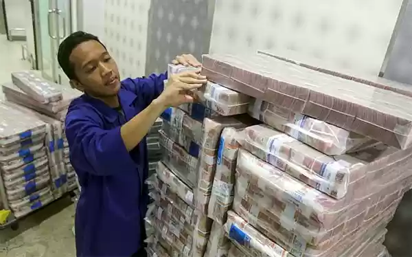 Mana Lebih Besar, Utang Pemerintah atau Swasta?