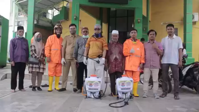 Anggota DPRD Medan Fraksi PKS Lakukan Penyemprotan Disinfektan di Rumah Ibadah 