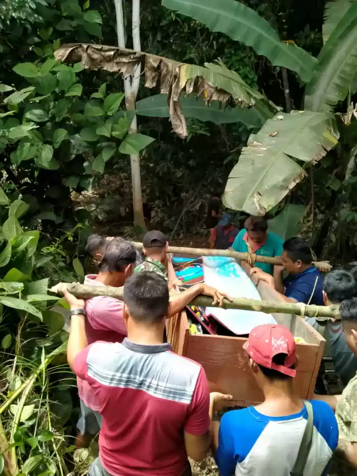 Satgas Yonif 133/YS Bantu Makamankan Warga Perbatasan