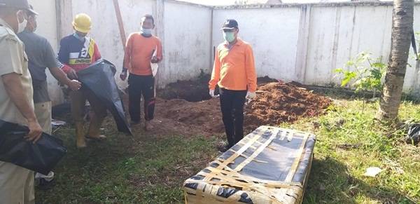 Sempat Dimakamkan di TPU Taman Bahagia, Jenajah PDP Ini Dipindahkan ke Pemakaman Covid 19
