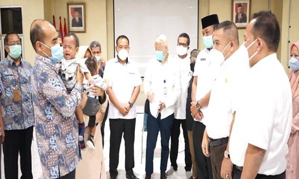 Operasi Pemisahan Sukses, Bayi Kembar Dipulangkan ke Kampung Halaman