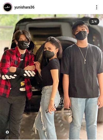 Yuni membagikan kegiatannya di malam Minggu, Bersama Kedua Putranya