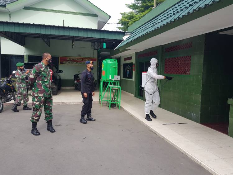 Wujud Sinergitas TNI POLRI, Brimob Sumut Lakukan Penyemprotan Disinfektan di Makodim 0201/BS