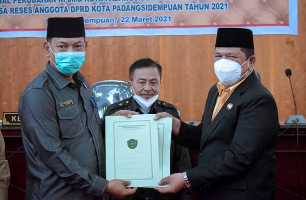 Walikota PSP Hadiri Paripurna DPRD Laporan Pansus LKPJ Dan Perubahan RPJMD