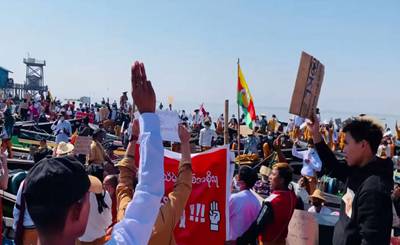 Myat Memberi Hormat Tiga Jari "Hunger Games" Menentang Aturan Otoriter