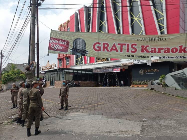 Satpol PP Sumut dan Medan  Tertibkan Reklame Menyimpang