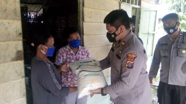 Awali Tugas Sebagai Kapolsek Kota Kisaran,  Iptu Joy Ananda Putra Sianipar  Sambangi Warga Kecil Terdampak Pandemi