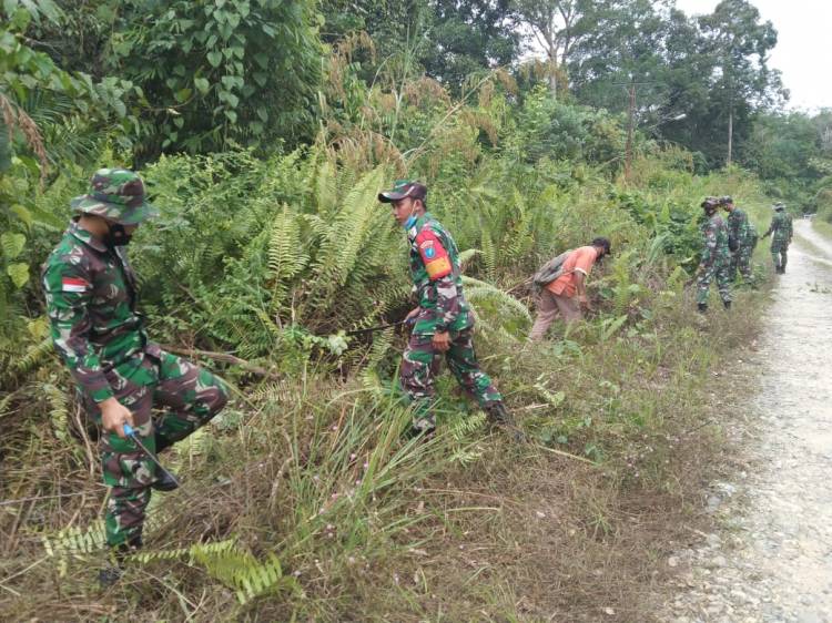 Dandim Sambas : Ciptakan Sinergitas Dengan Rakyat, Satgas TMMD Bersihkan Jalan