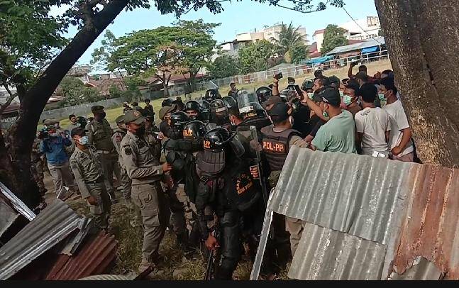 Bongkar Pagar Seng Lapangan Gajah Mada, Satpol PP Dilempari Batu