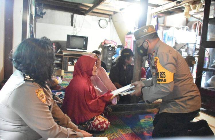 Waka Polres Belawan ke Rumah Duka Korban Pembunuhan Sadis Oknum Polisi