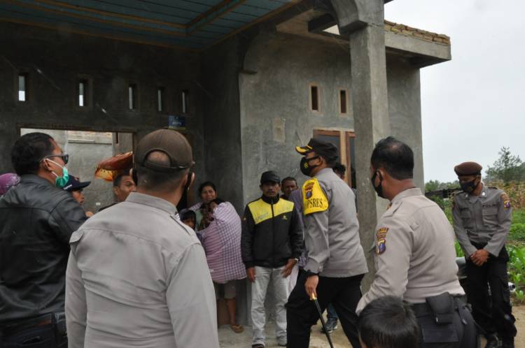 Kapolres Humbang Hasundutan Berikan Sembako Kepada Korban Angin PutingG Beliung