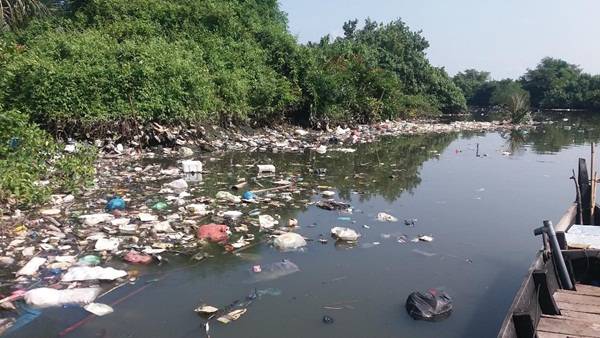 Sampah di Sungai Bederah Tidak Pernah Dibersihkan, Warga Resah
