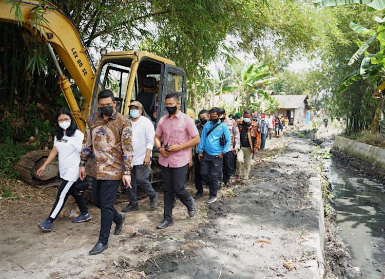 Ditengah Terik Matahari Wali Kota Medan Mninjau Normalisasi Parit Benteng II Marelan
