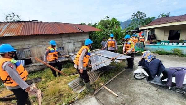 Brimob Bantu Proses Evakuasi dan Pembersihan di 5 Desa di Taput Terdampak Puting Beliung