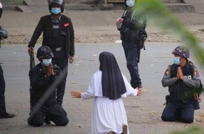 Aksi heroik Suster Ann Rose Nu Tawng, Polisi Langsung Berlutut