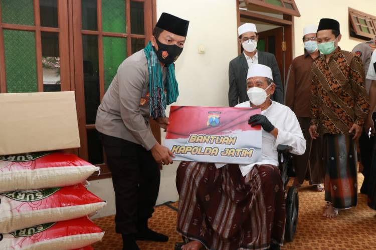 Kapolda Jatim Silaturahmi Ke KH Zainuddin Djazuli pengasuh Ponpes Al Falah Ploso Kediri
