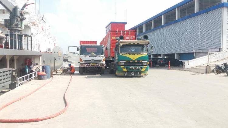 13 Kontiner Berisi Berisi Sayur Mayur dan Buah - Buahan Yang ditinggal di Belawan