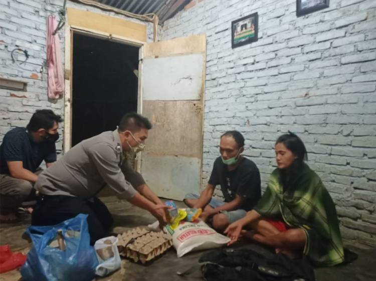 Kapolsek Medan Baru Berikan Sembako Kepada Keluarga Pak Dian Pramono