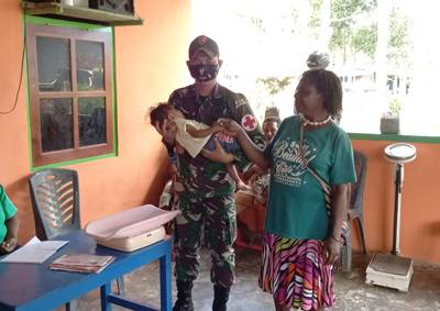 TNI Bantu Masyarakat Papua Melaksanakan Posyandu