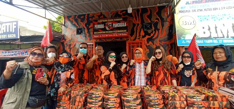 Srikandi Pemuda Pancasila Medan Perjuangan  Bagikan Ratusan Nasi Kotak dan Sembako Pada Anak Yatim