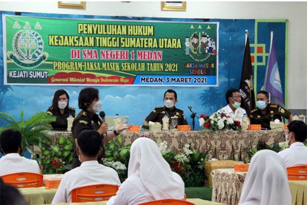 Luhkum Penkum Kejati Sumut di SMA N 1 Medan Ingatkan Siswa Jangan Mudah Terprovokasi Berita Hoax