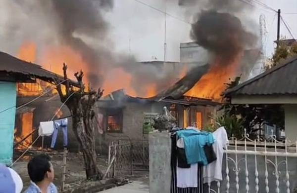 Diduga Korsleting Listrik, 3 Unit Rumah di Jalan Denai Ludes Diamuk Si Jago Merah