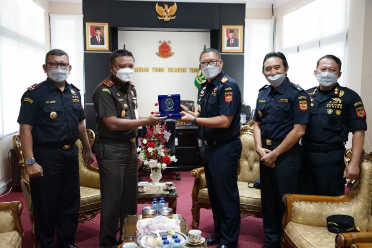 Cerah Bangun Menjalin Kembali Tali  Silatuhrahmi  ke  Mantan Wakajati Sumatera Utara