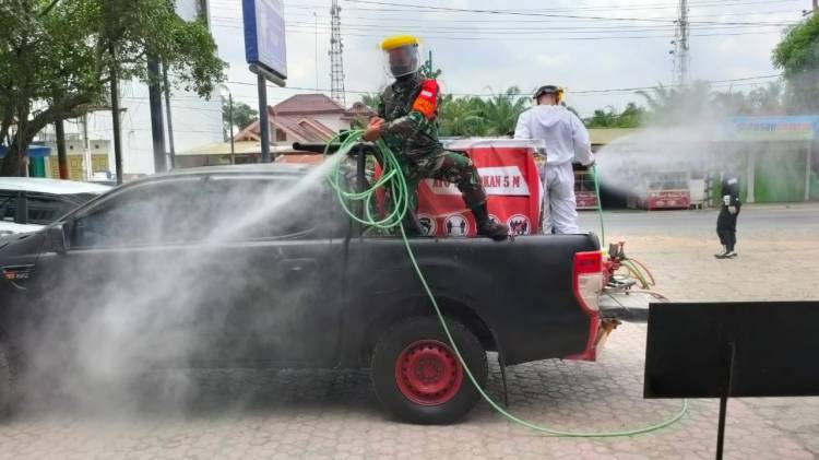 Batalyon B Pelopor Sumut Gandeng Koramil 10/Sergei Sterilkan Fasilitas Umum Dengan Disinfektan