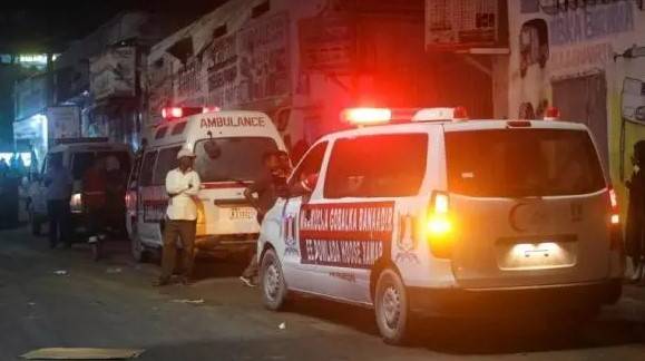 Puluhan Orang Tewas, Akibay Bom Bunuh diri di  Restoran Mogadishu