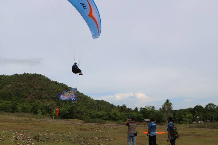 Danlanud SIM Bersama Bupati Aceh Besar Saksikan Perlombaan Paralayang di Bukit Ladong