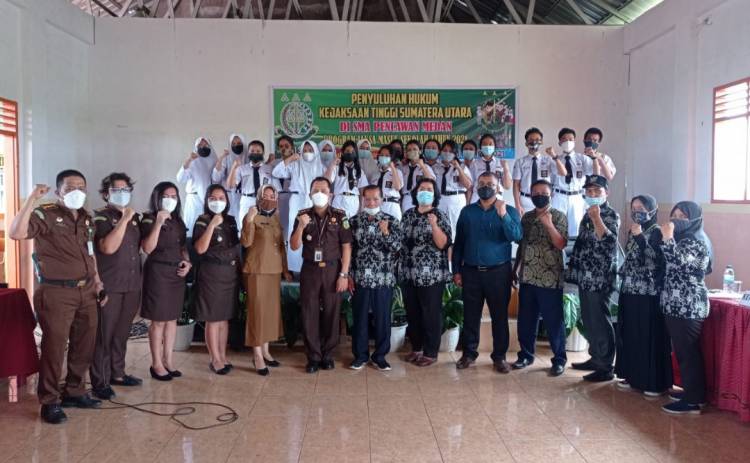 Radikalisme dan Hoaks Jadi Topik Utama Luhkum Penkum Kejati Sumut di SMA Pencawan Medan