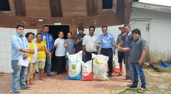 Giatkan Program Padi Emas, PT Toba Pulp Lestari Beri Bantuan Pupuk Untuk Petani Binaan di Desa Sidulang