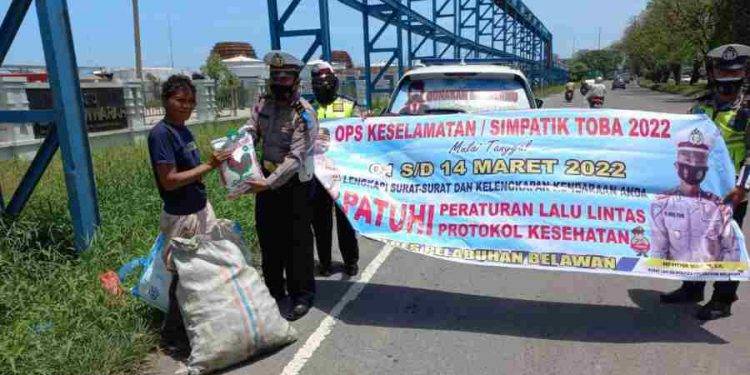 Personil Polres Pelabuhan Belawan Pasang Stiker Tertib Berlalu Lintas