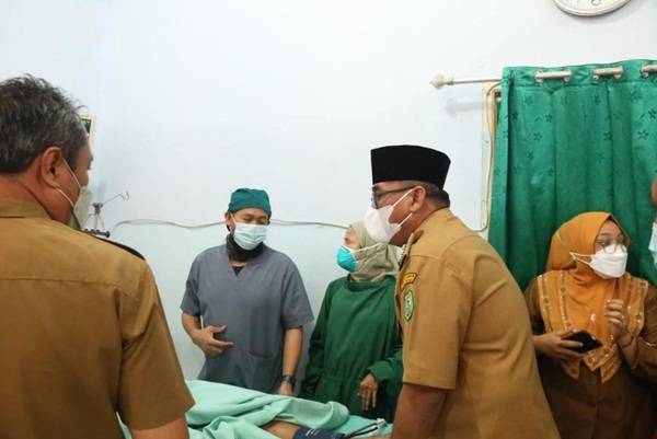 Bupati Madina Jenguk Korban Kebakaran Kotanopan