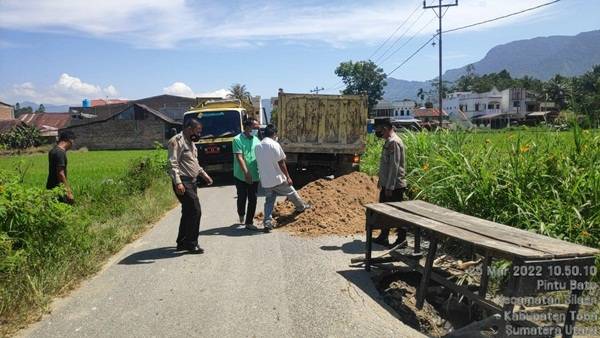 Jalan Rusak di Sinta Dame Banyak Makan Korban, Polisi dan Perangkat Desa Gerak Cepat Lakukan Ini