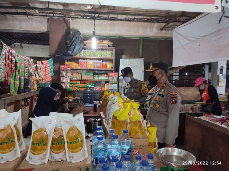 Kompol Teuku Fathir Mustafa Bersama Personel Cek Harga dan Ketersediaan Sembako di Pasar Petisah