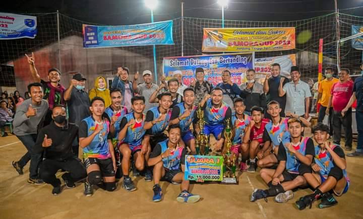 Walikota Berikan Trhopy Juara Kepada Tim Volly Samora FC