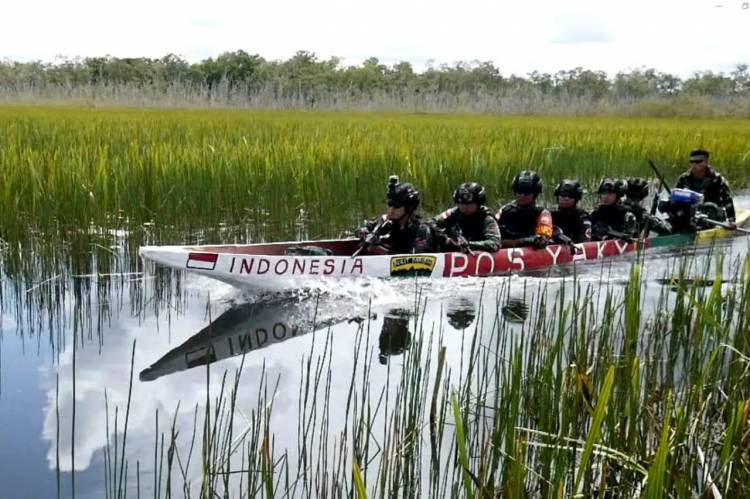 Satgas Yonif 123/RW Patroli Cek Patok Batas Negara RI-Papua Nugini