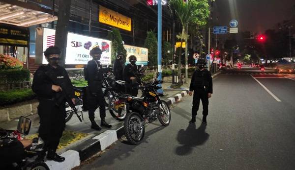 Brimob Polda Sumut Gelar Patroli Malam Hari di Wilkum Polsek Medan Baru