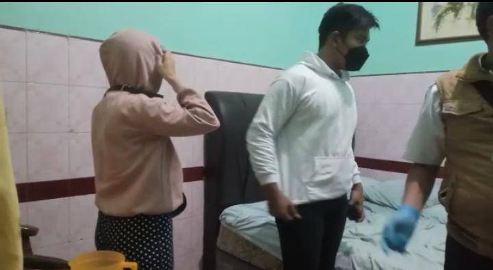 Pasangan Sejoli Terjaring Dalam Kamar Hotel  Oleh Petugas