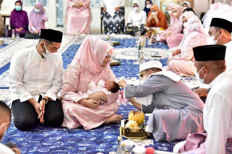 Tuan Guru Babussalam Jadi Orang Pertama Cukur Rambut Cucu Edy Rahmayadi