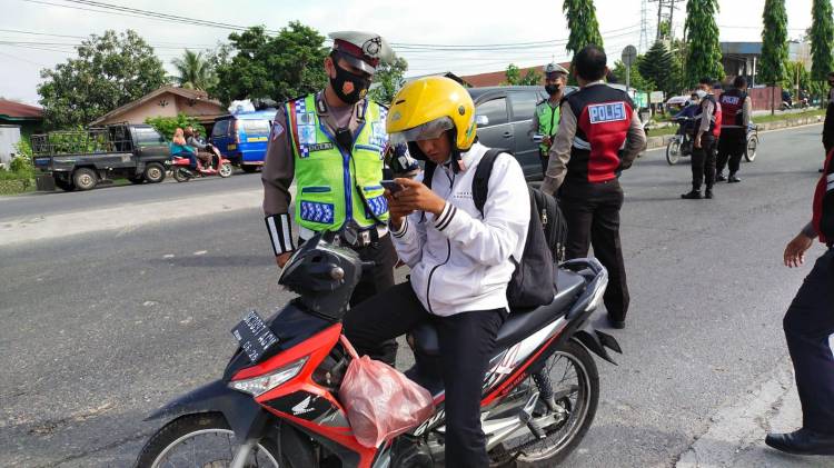 Dalam Rangka Ops Keselamatan Toba 2022, Personil Polresta Deli Serdang Berikan Edukasi Dan Vaksinasi Massal