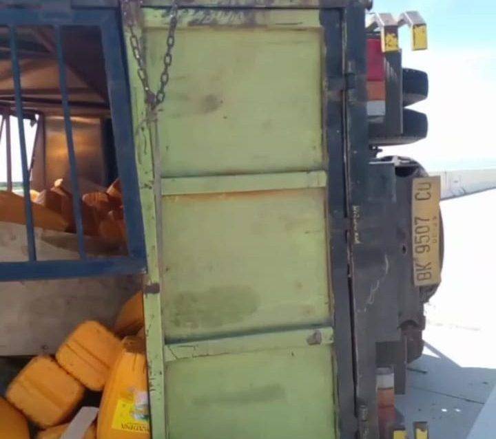 Puluhan Jerigen Migor Berserak di Jalan Tol