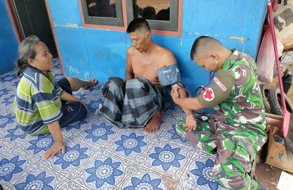 Satgas Pamtas Yonif 123/RW Patroli Kesehatan di Perbatasan
