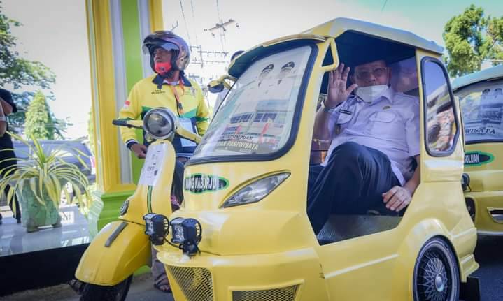Wakil Walikota Naik Becak Saat Lounching Qris Becak Di Aula Kantor Walikota