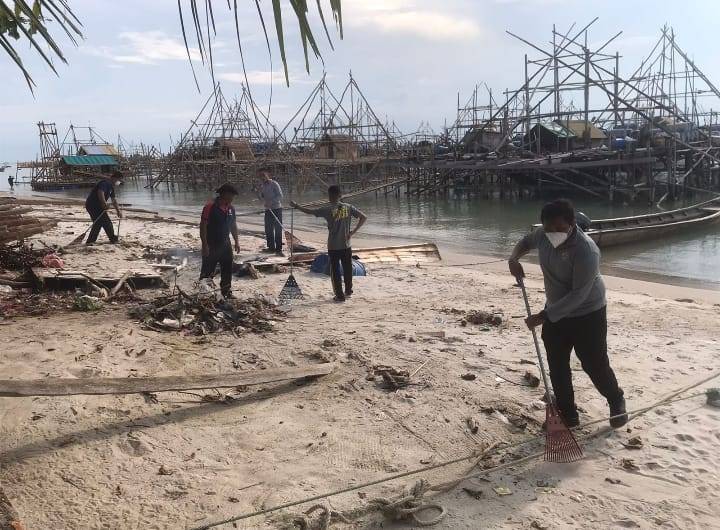 Bakamla RI Aksi Bersih Pantai Batu Belubang