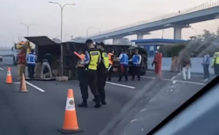 Jalan Tol Padat Merayap Pasca Kecelakaan Tunggal Truk Terbalik